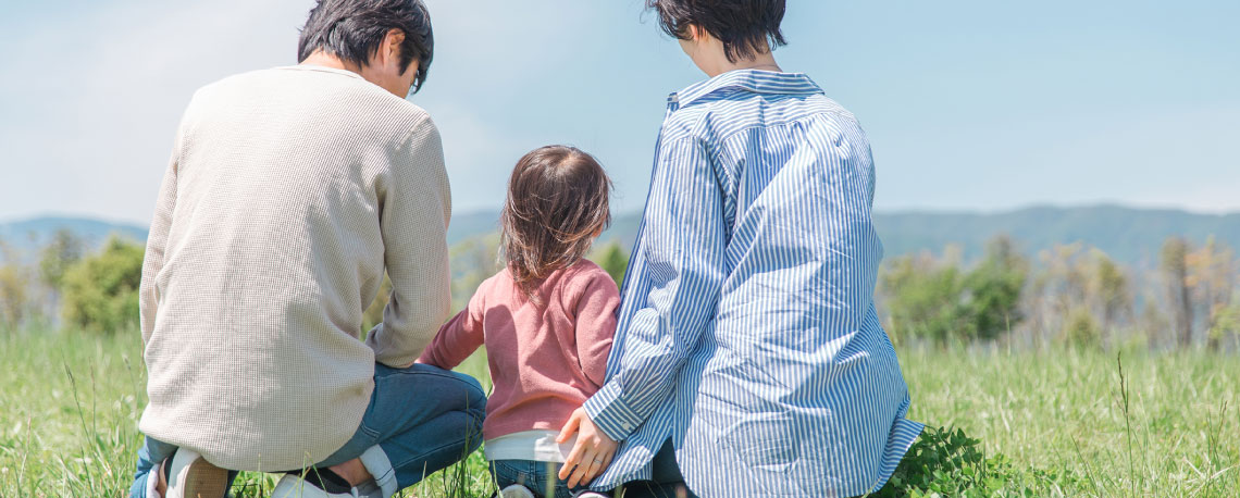 家族が公園でくつろぐ様子