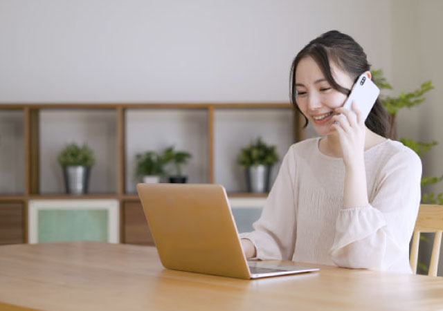 電話をかける女性