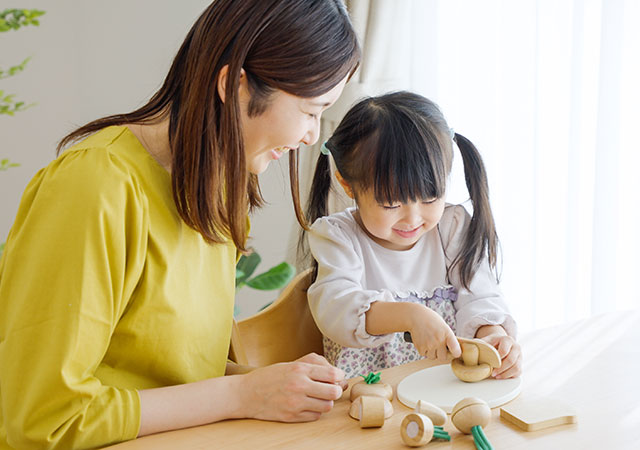お母さんと遊ぶ子供