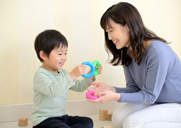 子供が遊ぶ様子