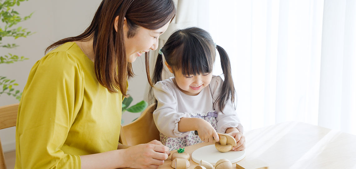 お母さんと子供が仲良く遊んでいるイメージ